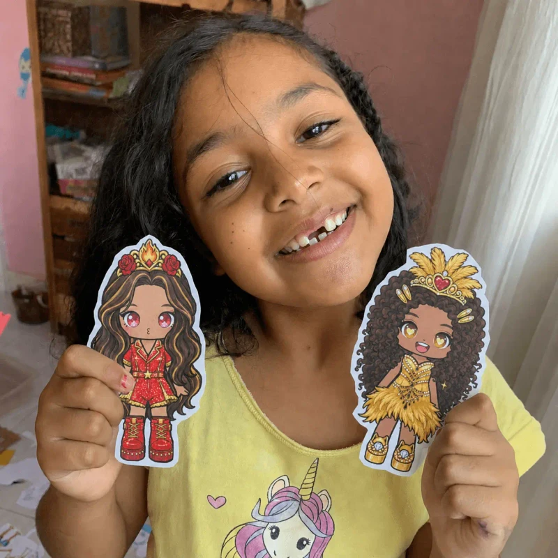 Mãe e filha montando o kit casinha de boneca
